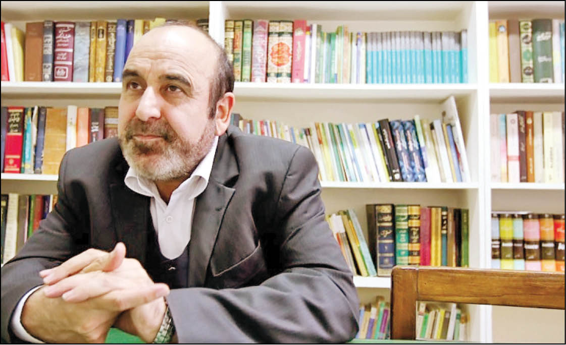 نویسنده دینی روی لبه تیغ راه می‌رود