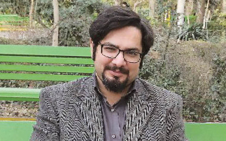 حامد ابراهیم‌پور از علاقه دیرین ایرانیان به شعر، جایگاه شعر امروز و علاقه عجیب خودش می‌گوید