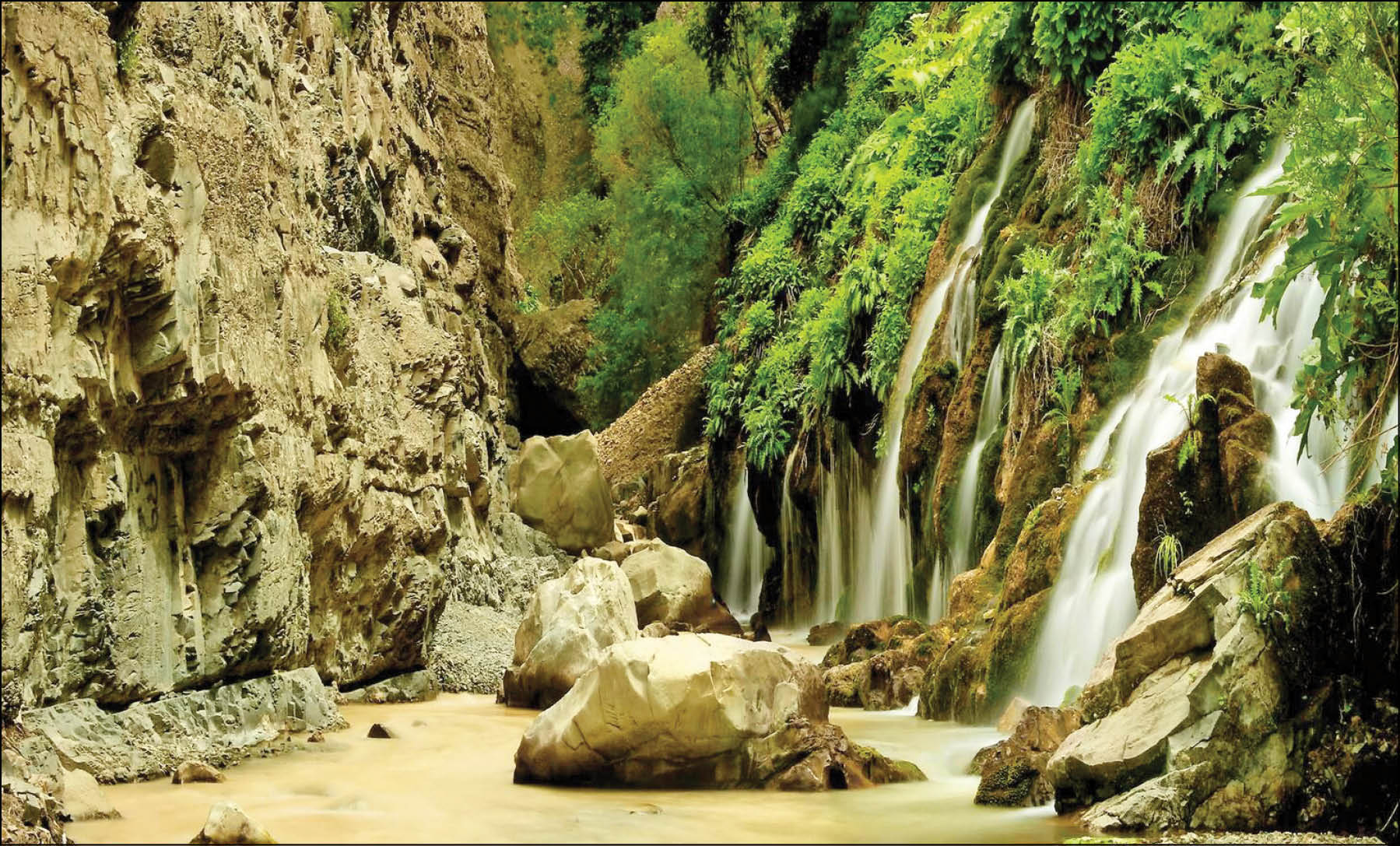 هنرنمایی طبیعت در میان صخره‌ها