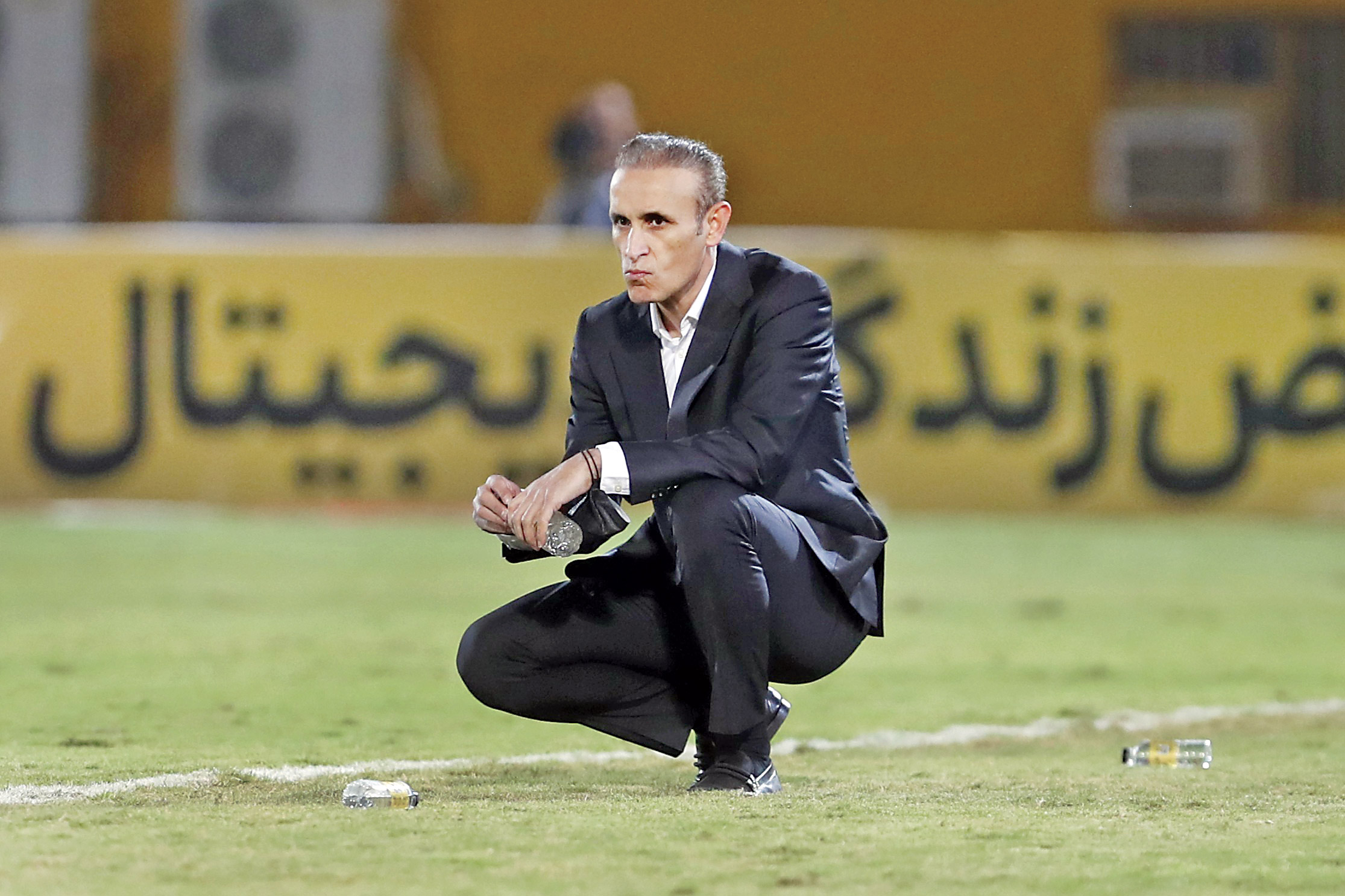 همچنان نگاه به بیرون