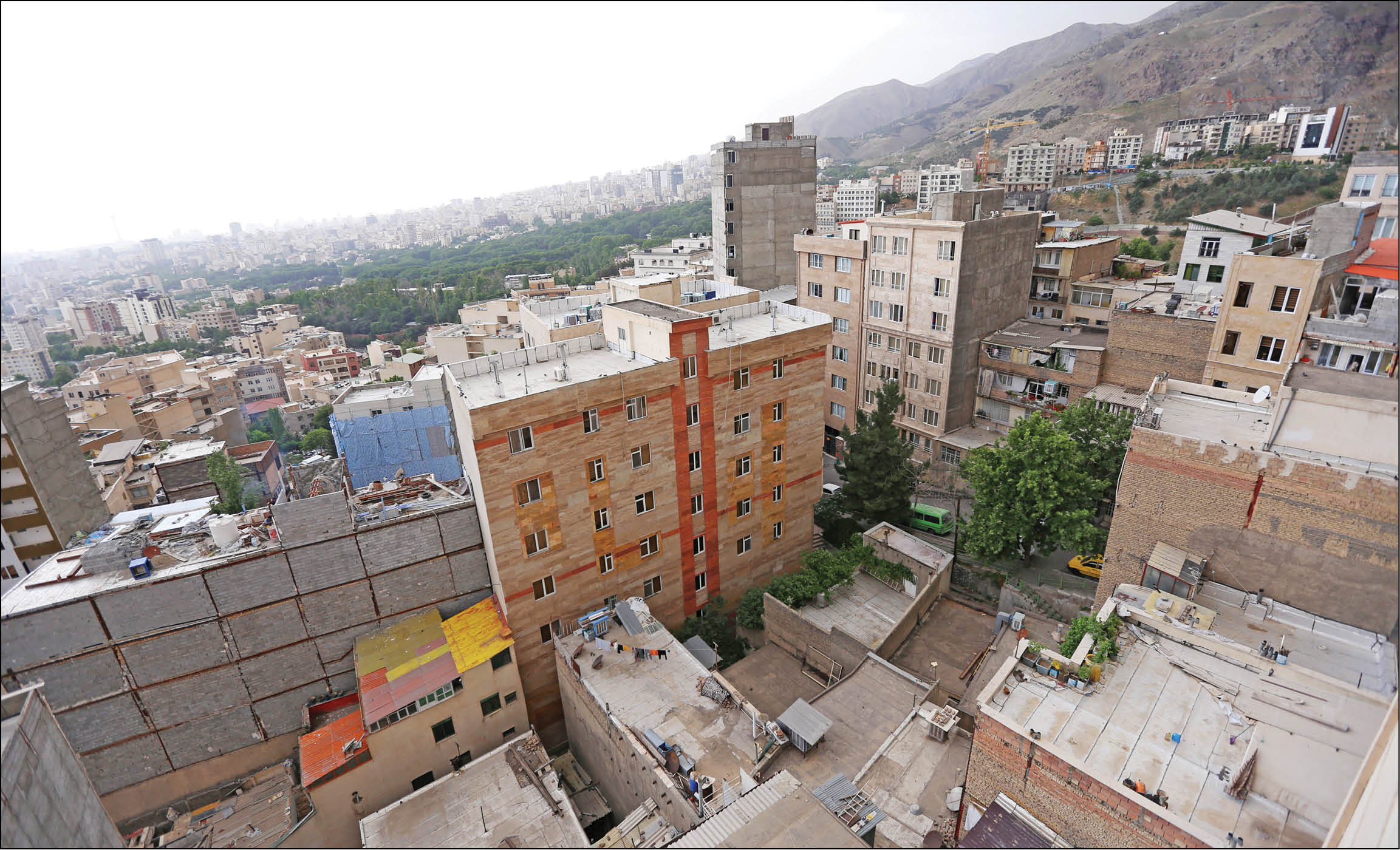 اهالی گلابدره در نشستی با فرماندار شمیرانات، مشکلات ساخت‌وساز بی‌رویه در این محله را شرح دادند