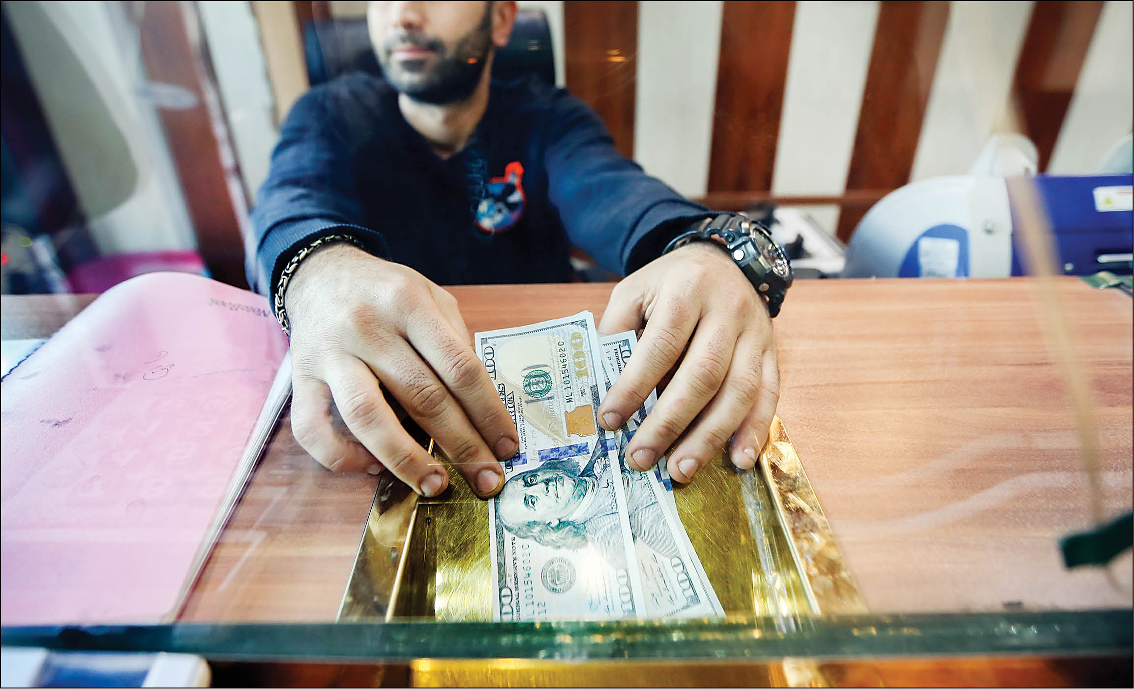 عقب‌نشینی بازار ارز
