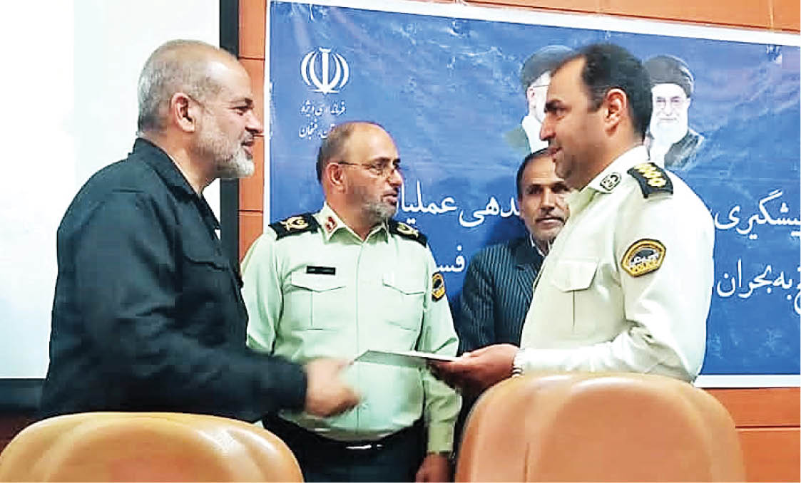 3مأمور پلیس جانشان را کف دستشان گرفتند تا افرادی را نجات دهند که کسی حاضر نبود برای نجاتشان جلو برود