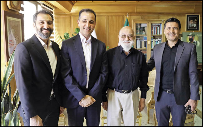 دیدار داوران مسابقات2022 قطر با رئیس پارلمان شهری