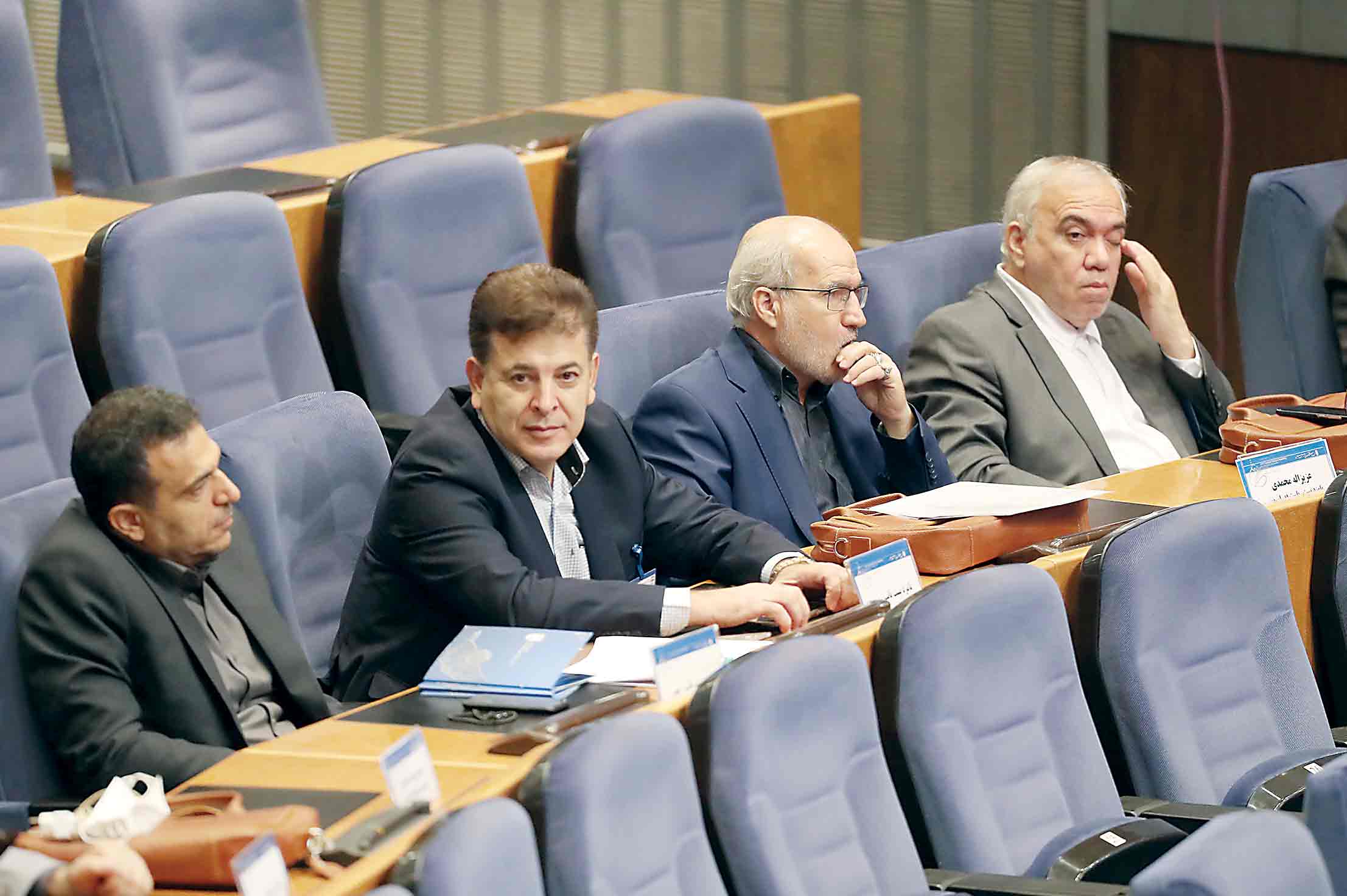 تاج‌گذاری جنجالی
