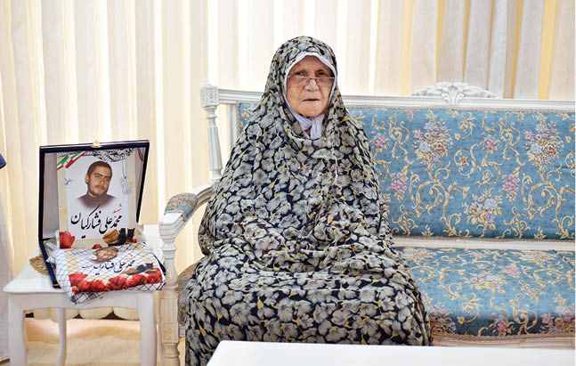 یکی پشت جبهه، یکی در خط مقدم