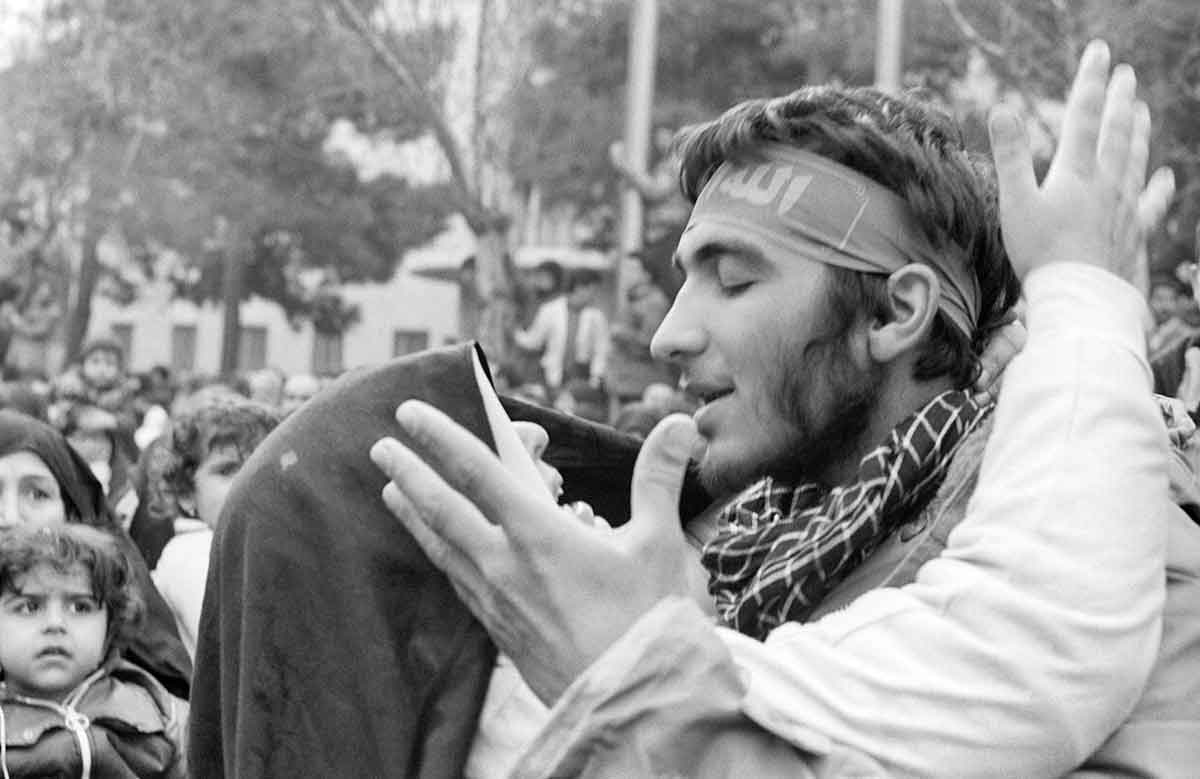 گفت‌وگو با ساسان مویدی ، عکاسی که قاب‌های جاندار و ماندگاری از دفاع‌مقدس ثبت کرده است