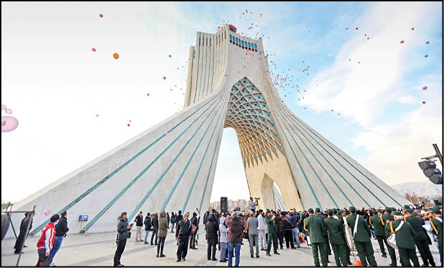 پرواز دل‌نوشته‌ها از میدان آزادی