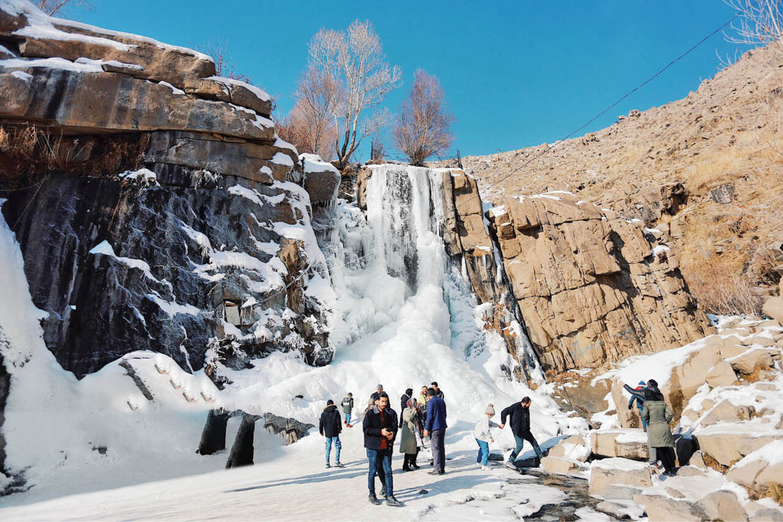 آبشار گنجنامه‌ یخ بست