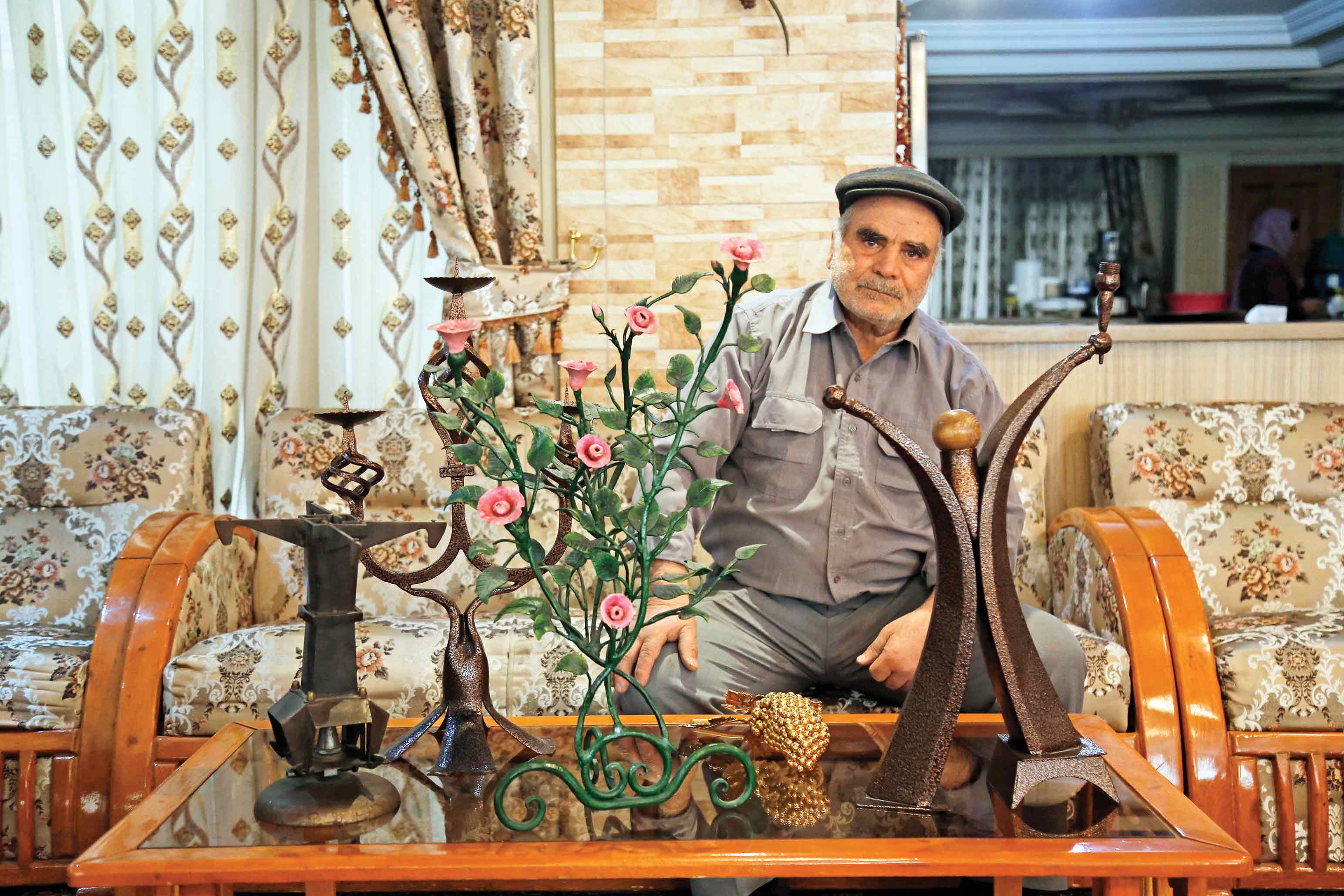 این آهنگر کهنه‌کار پایتخت که نماد پل معلق هیر را هم ساخته ماندن در وطن را به چندین دعوتنامه از آلمان ترجیح داده است