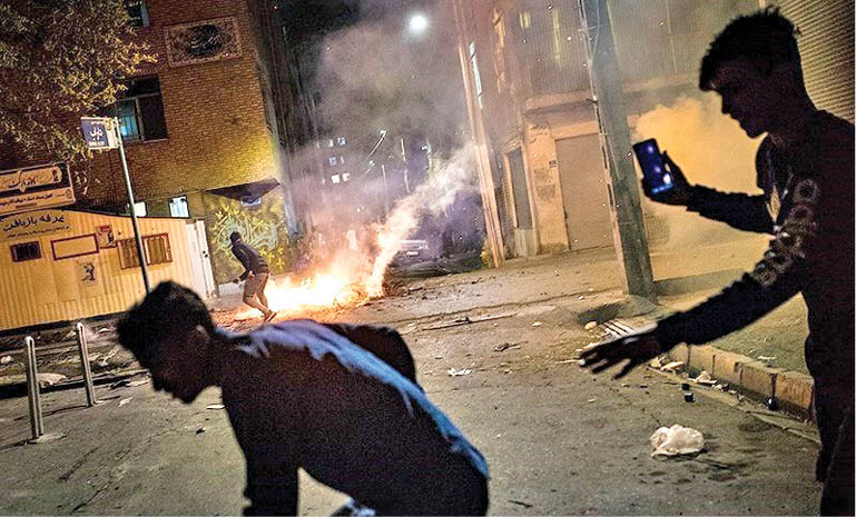 پلیس و آتش‌نشانی آمار اولیه فعالیت‌هایشان در شب گذشته را اعلام کردند