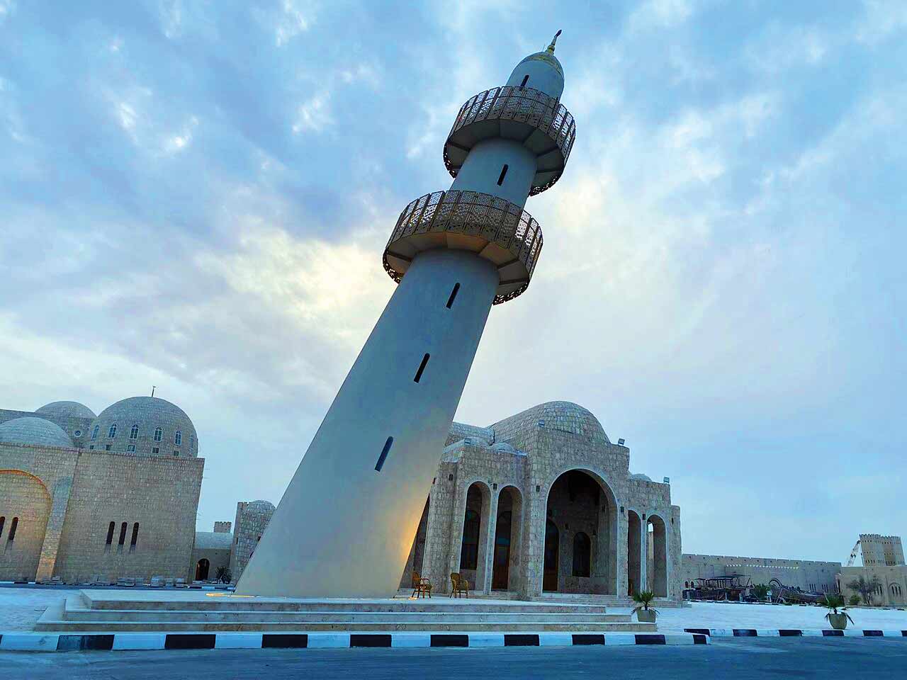 معماری کج و مناره شیبدار