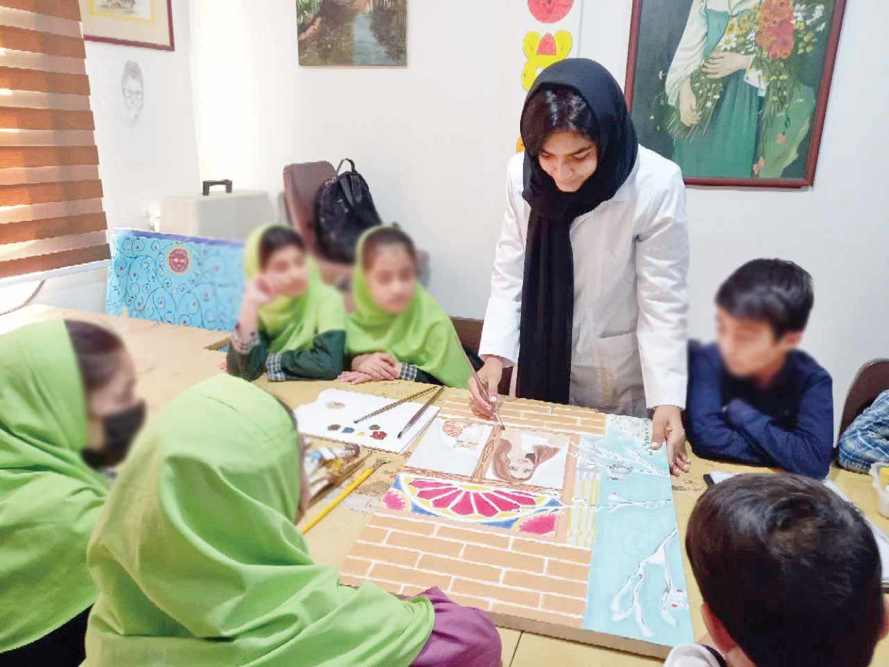 مبینا احمدی مربی جوان نقاشی برای آموزش کودکان کار سنگ تمام می‌گذارد