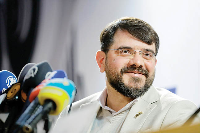 در جست‌وجوی دبیر42