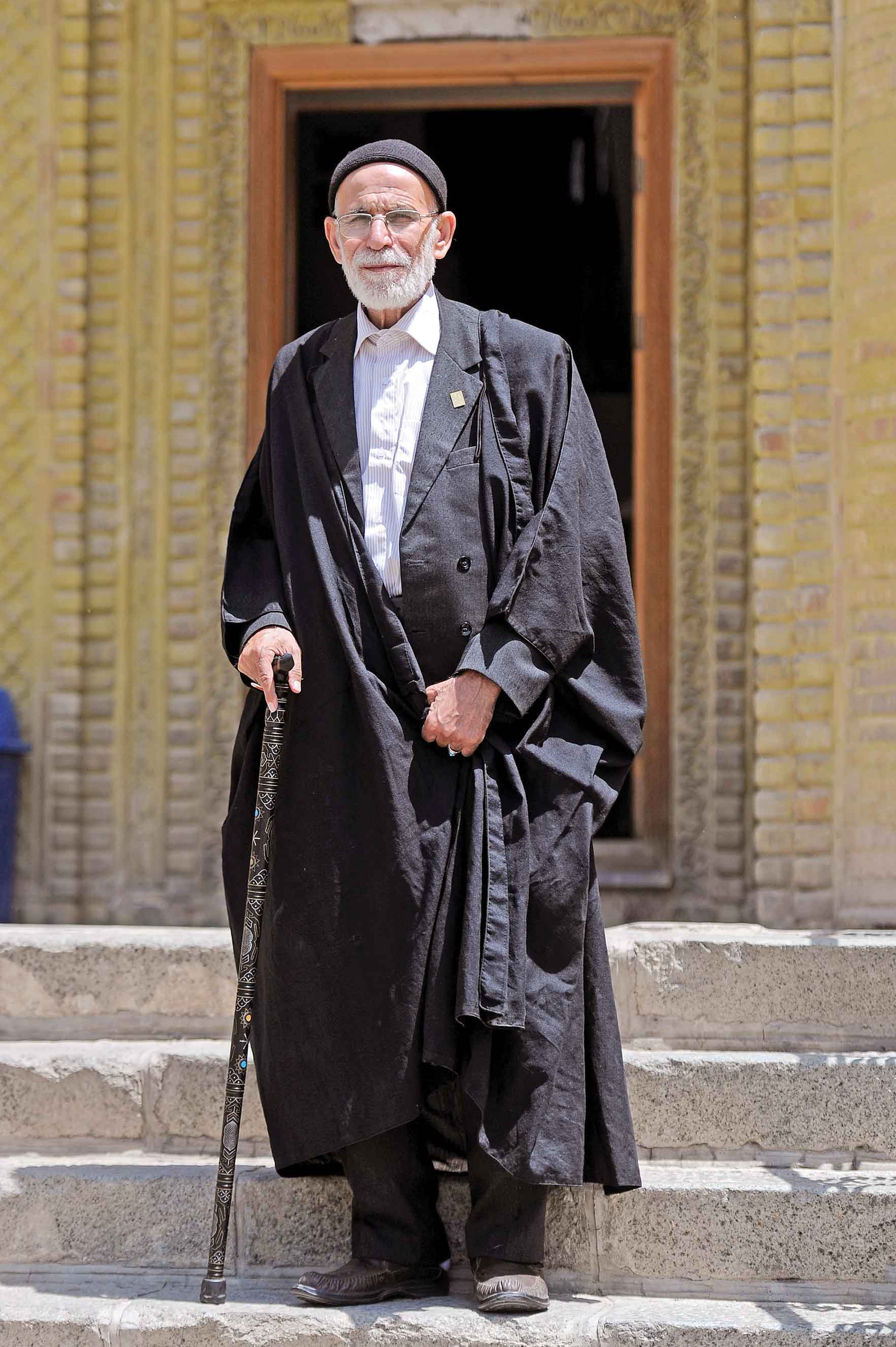 غلامرضا سازگار بی‌استادی، بی‌سوادی و بی‌تقوایی را از آفت‌های مداحی می‌داند