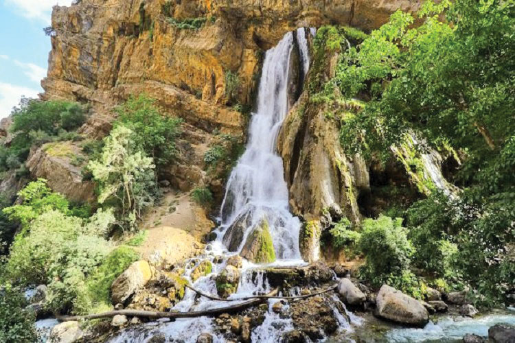 آبشارها همچون نگینی در پهنه گیتی، ایران ما را متمایز کردهاند