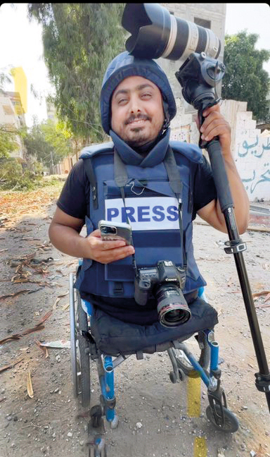 روزنامه نگار فعال فلسطینی روی صندلی چرخدار