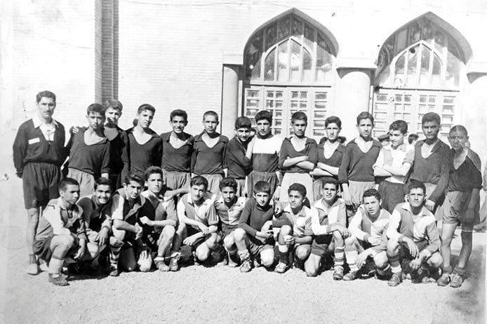کمپ آمریکایی‌ها زمین فوتبال شد