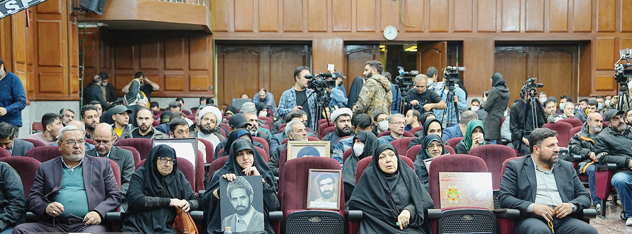 وکیل مسعود رجوی: منتظر تماس موکلم هستم