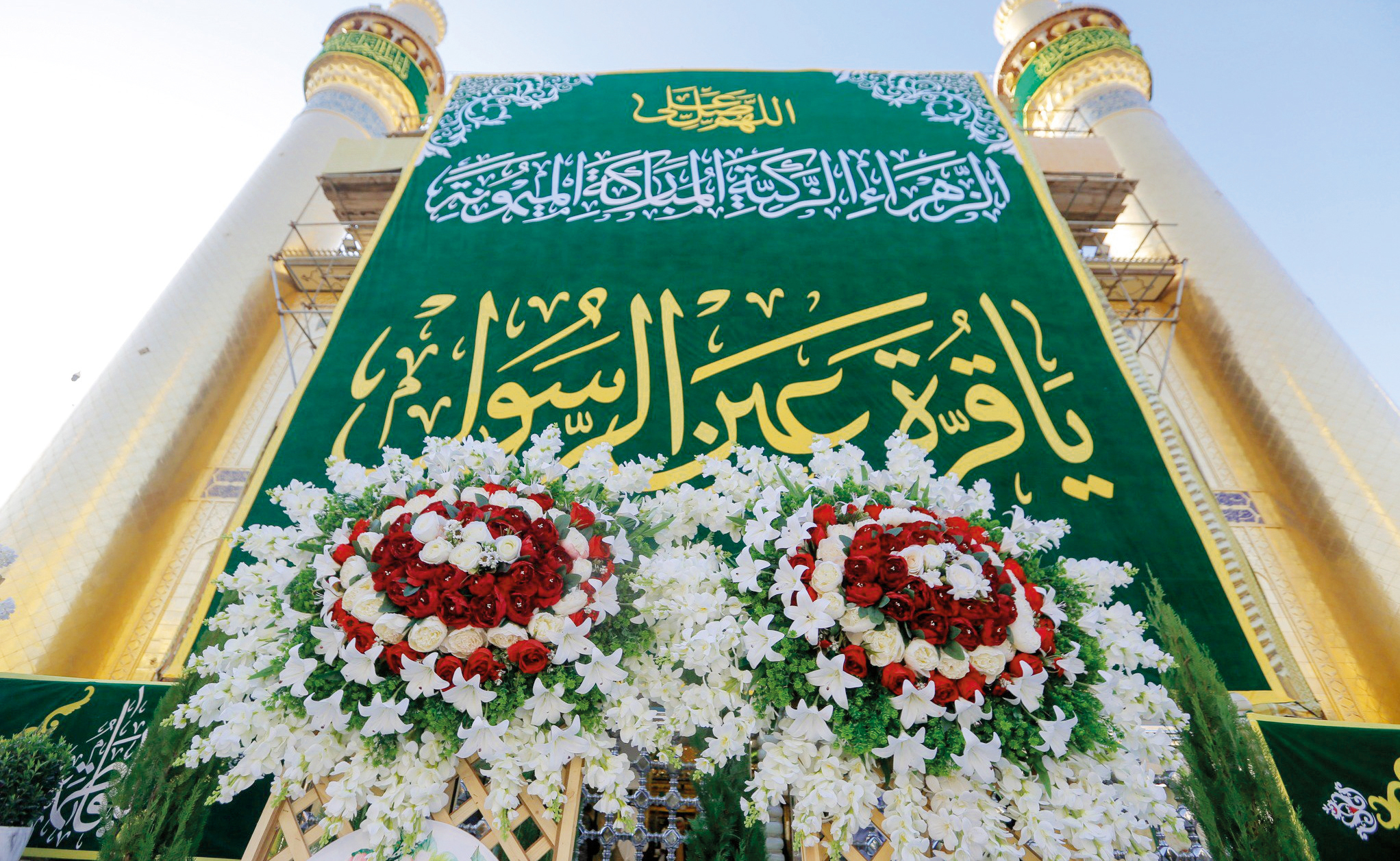 گل‌آرایی ایوان نجف به مناسبت میلاد حضرت زهرا س