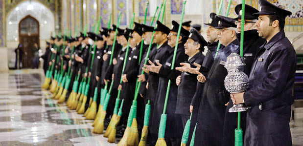 آیین جاروکشی دربانان حرم مطهر رضوی