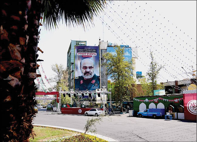 تصویر شهید زاهدی در میدان فلسطین