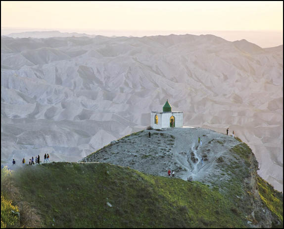 ‌گردشگران در زیارتگاه‌خالد نبی ‌ع‌