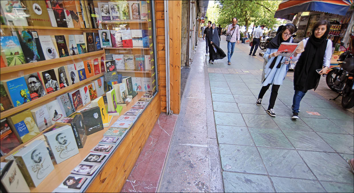 در برخی از معابر پایتخت می‌توانید هم کتاب بخرید و هم تفریح کنید