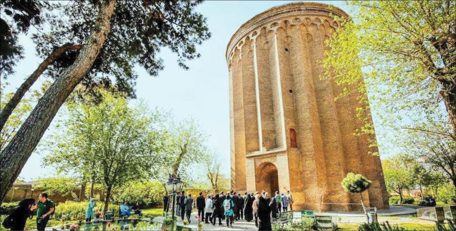 گشت و‌گذار در برج و باروهای پایتخت و اطراف آن که مرتفع‌ترین بناهای زمان خود بوده‌اند