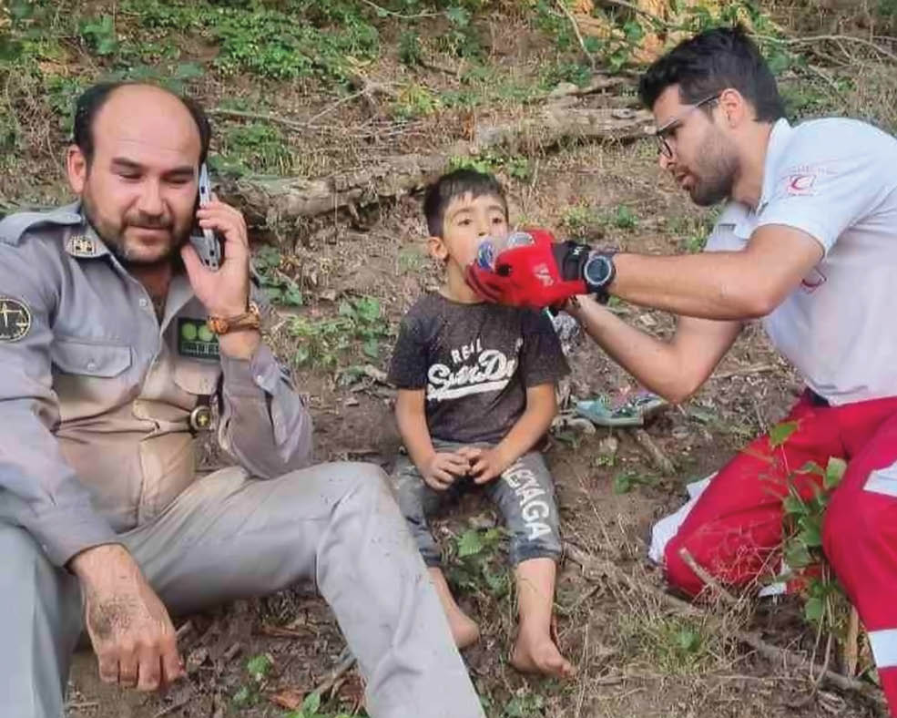 مجتبی 4ساله بعد از 30ساعت سرگردانی در جنگل پیدا شد