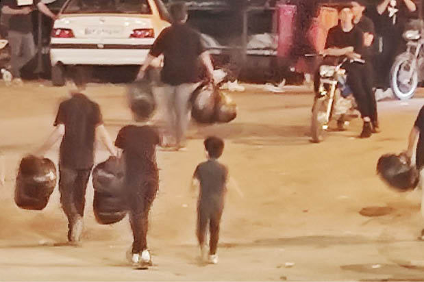 جمع‌ آوری زباله‌ ها بعد از عزاداری توسط کودکان و نوجوانان