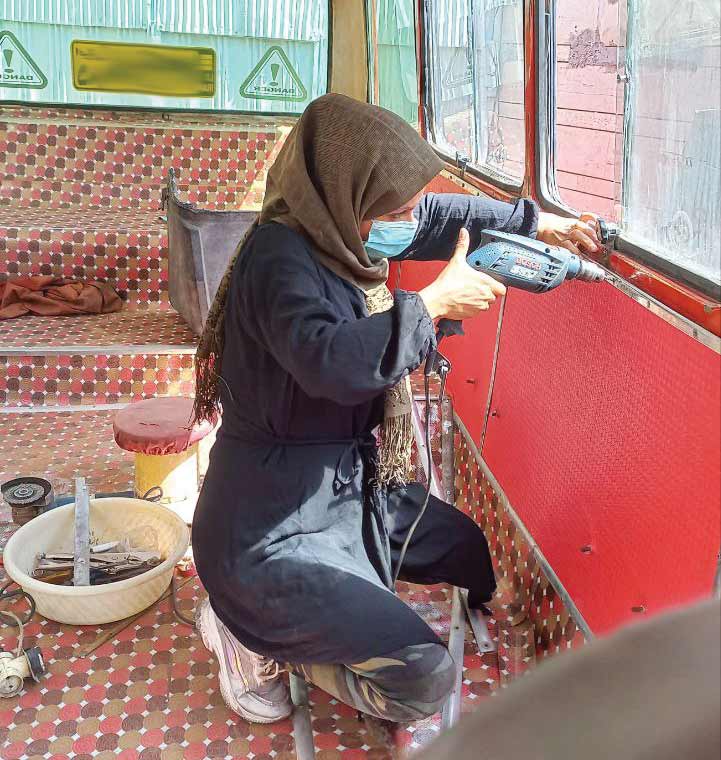 مینی‌بوس‌هایی که نان می‌دهند