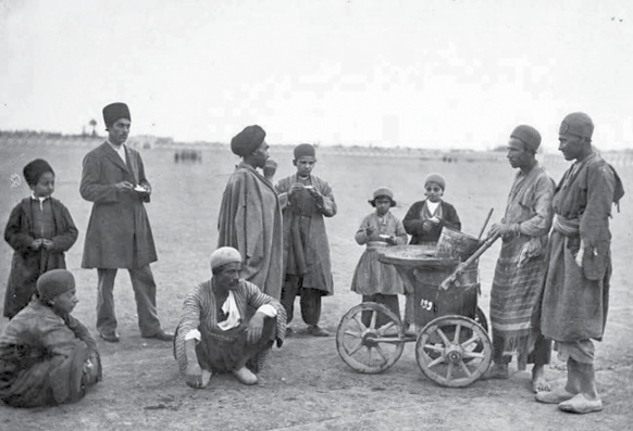 فروش تفنگ غنیمتی از انگلیسی‌ها در کوچه‌های تهران