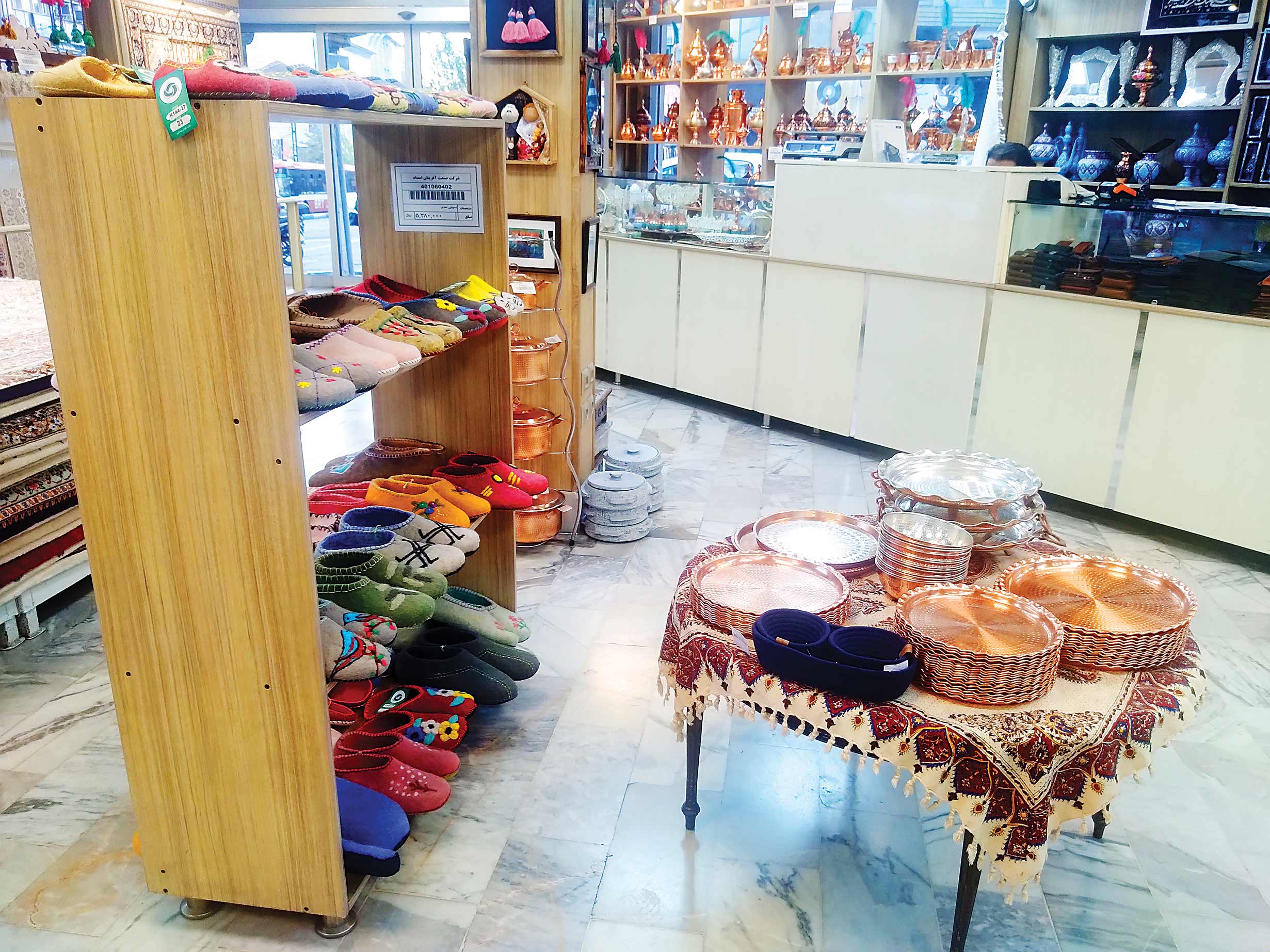 دست‌سازه‌های زندانیان در فروشگاه