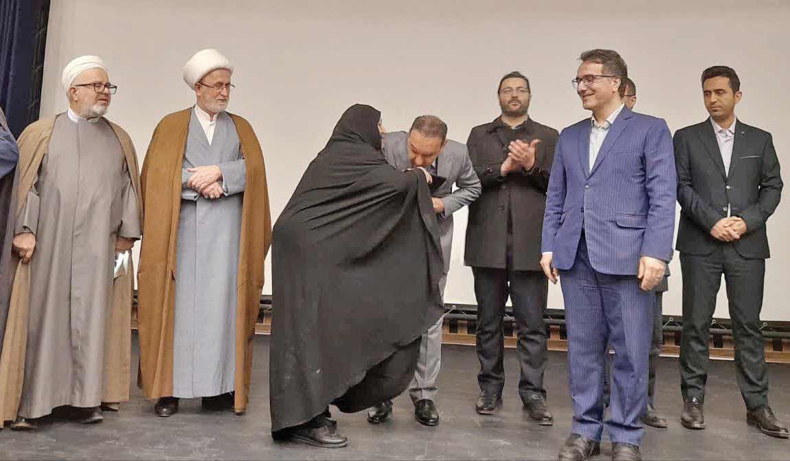دریافت حکم فرمانداری از دستان مادر