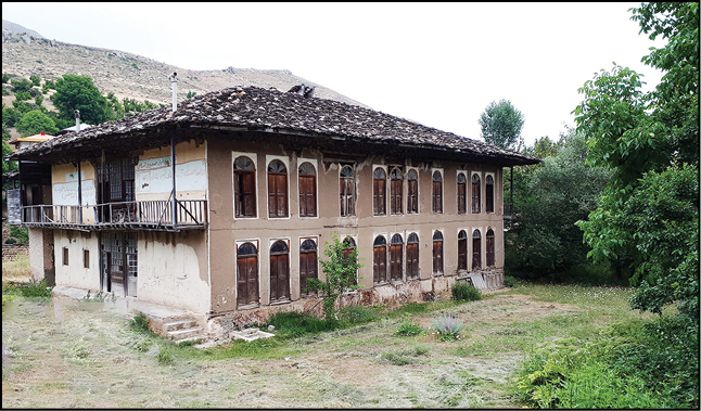 خانه اربابی با 700لنگه در