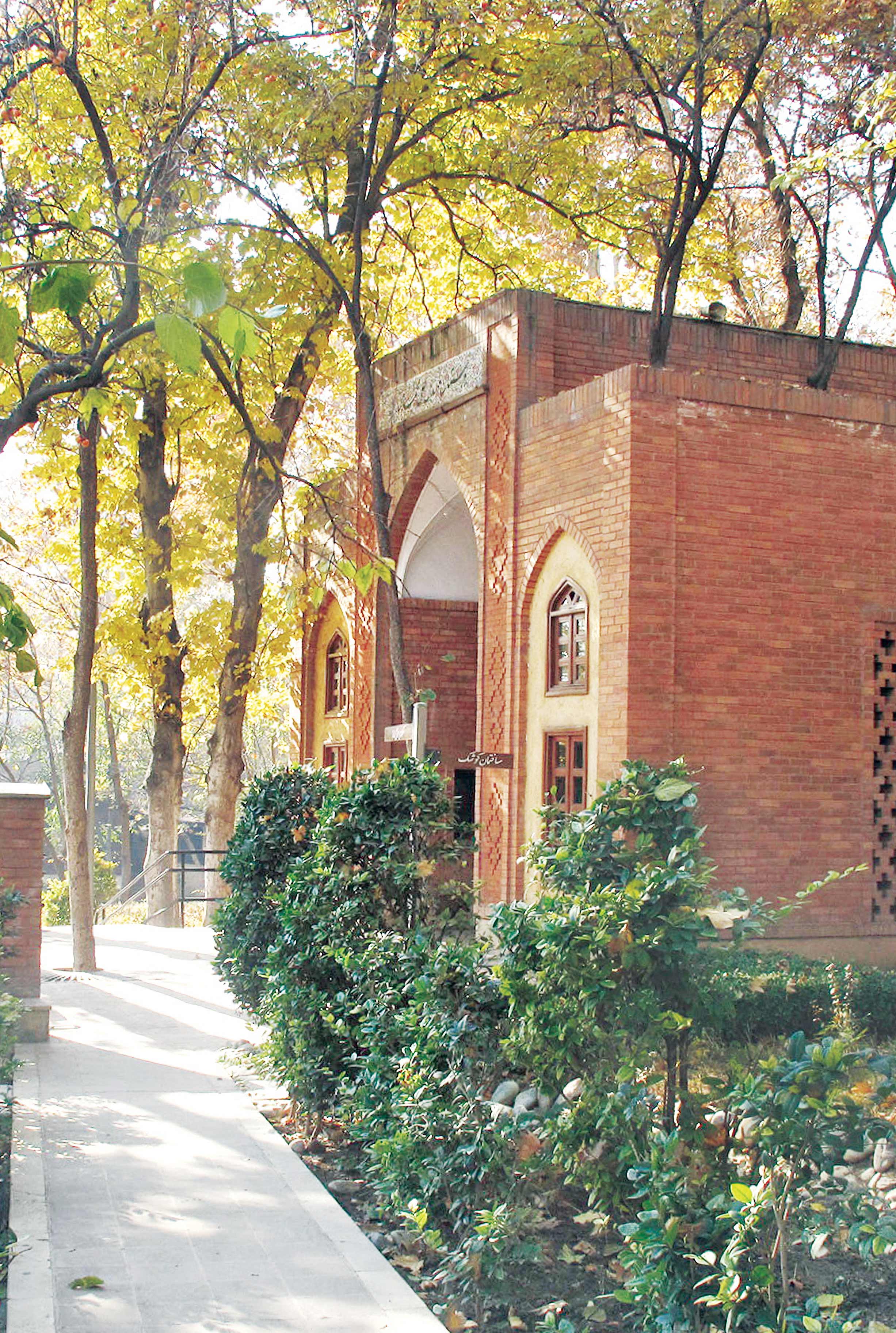 همنشینی ادیان در سایه درختان