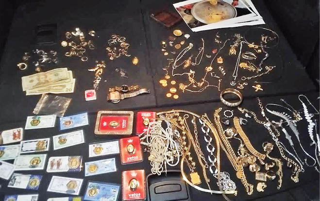طلاهای سرقتی در باغچه خانه زوج سارق پیدا شد