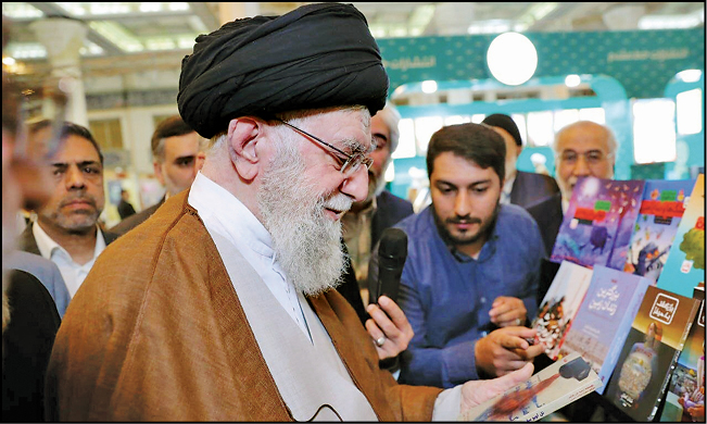 رمانی که رهبر شهید در نمایشگاه کتاب ورق زد