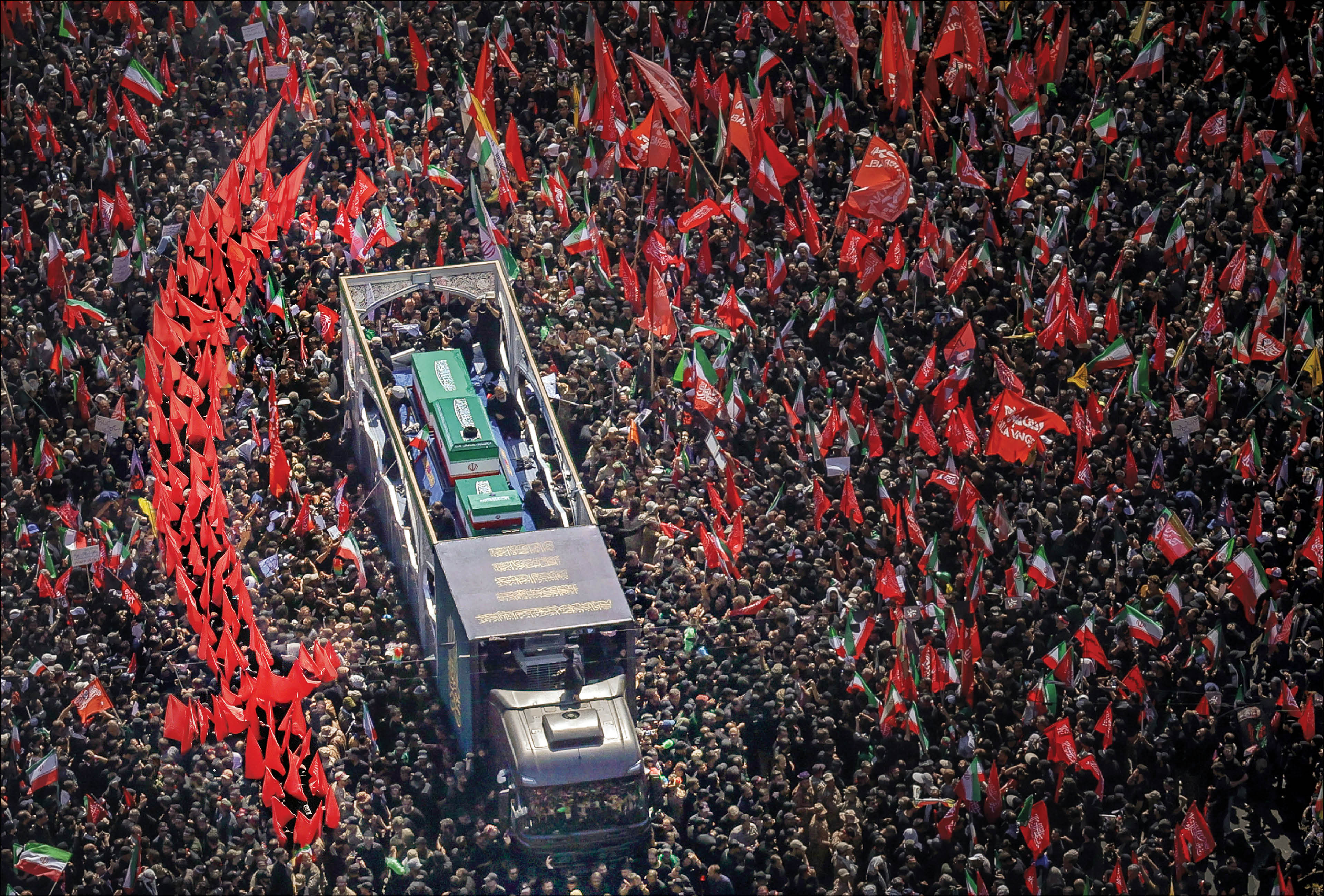 رهبر انقلاب: عهد می‌بندیم که انتقام خون شهدا را از قاتلان جنایتکار و بی‌آبرو بگیریم